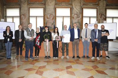 Da sinistra Francesca Zanon, Davide Zoletto, il papà Mariano e la mamma Daniela, i figli Ariele e Vera, il marito Roberto Bertuzzi, Angelo Montanari, Giorgio Alberti, Agostino Dovier, il fratello Graziano
