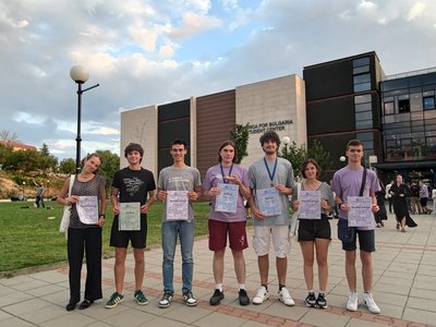 Da sinistra Gaia Fuselli, Alessio Goi, Tommaso Ulian, Lorenzo Carrara, Nicolò Pelizzoli, Francesca Busato, Riccardo Bolis