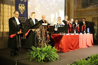 Da sinistra Ronald W. Busuttil con la Commissione di laurea