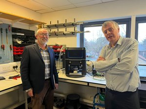 Fabio Miani e Bill Clyne nel laboratorio della sua Start Up  Plastometrex nel Cambridge Science Park