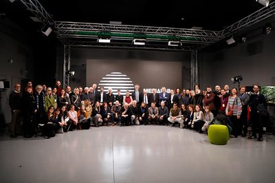 Foto di gruppo con autorità, ospiti, docenti e studenti