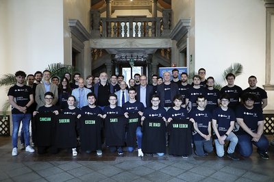 Foto di gruppo con tutti i partecipanti, i tutor e i rappresentanti aziendali