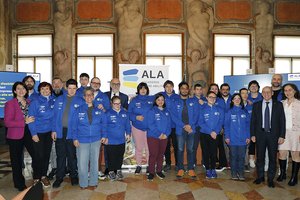 Foto di gruppo di allievi, autorità e docenti al termine della presentazione