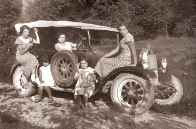 Foto di gruppo su automobile, anni â30. Collezione Privata Riccardo Tonon