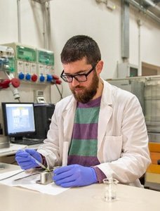 Gian Marco Artuso, ricercatore del progetto Nettle durante le prove di estrazione nel laboratorio del Dipartimento di Scienze agroalimentari, ambientali e animali dell'Università di Udine