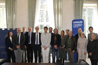Giorgio Bianchet con il rettore, gli organizzatori del premio, i docenti e i familiari