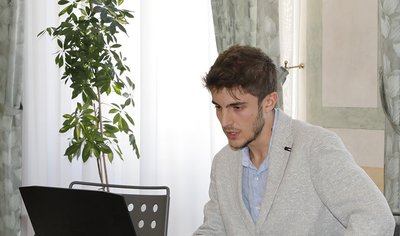 Giorgio Bianchet mentre illustra la sua tesi di laurea magistrale