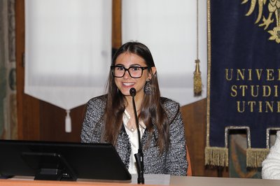 Giulia Sassara durante l'esposizione della tesi