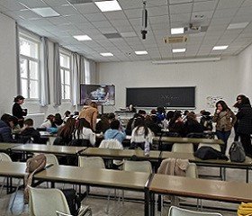 Gli alunni durante la traduzione