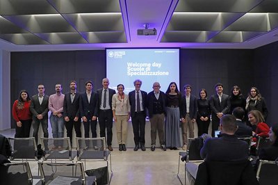 Gli specializzandi premiati con, al centro, da sinistra, Guido Nassimbeni, Paola Cogo, Angelo Montanari, Gianluca Tell