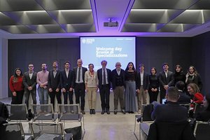 Gli specializzandi premiati con, al centro, da sinistra, Guido Nassimbeni, Paola Cogo, Angelo Montanari, Gianluca Tell