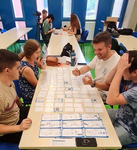 Gli studenti durante il gioco didattico