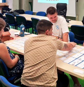Gli studenti impegnati con il gioco didattico