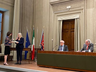 Matilde Cartolari mentre riceve il riconoscimento dalle mani della rettrice dell'Università di Firenze