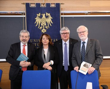 Da sinistra: gli ex rettori Furio Honsell e Cristiana Compagno, il rettore Alberto De Toni e il professor Silio Rigatti Luchini