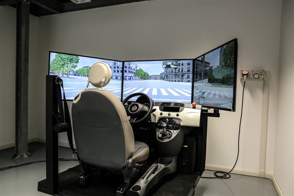 Simulatore avanzato di guida per ricerche interdisciplinari sulla sicurezza  stradale - Qui UNIUD
