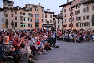 Pubblico in piazza Matteotti