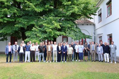 I corsisti, con il collegio docenti e i relatori della giornata finale