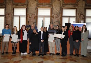 I genitori di Silvia Gobbato, al centro con il rettore, le laureate con il premio e la menzione, Laura Casella, Alessia-Ottavia Cozzi e le partner dell'iniziativa