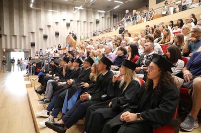 I laureati in attesa della proclamazione accompagnati da familiari, compagni di corso, familiari e amici