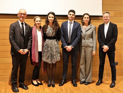 I neolaureati con Andrea Moretti e Marina Chiarvesio (a sinistra) e i docenti della commissione di laurea Francesca Visintin e Daniel Pittino