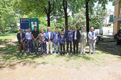 I vincitori, al centro, con il rettore, i docenti e i rappresentanti delle aziende sostenitrici