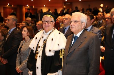 Il Rettore De Toni insieme al Presidente Mattarella durante il canto del Gaudeamus 