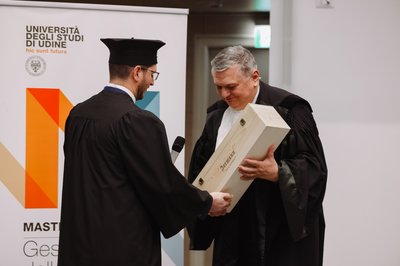 Il dono della classe a Roberto Zironi
