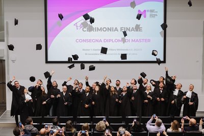 Il lancio del tocco dei primi diplomati del master
