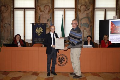 Il premio di Elena Beni ritirato dal papà Andrea con Roberto Pinton
