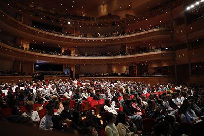 Il pubblico con gli studenti delle scuole superiori