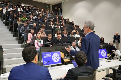 Il rettore Montanari durante l'intervento di apertura