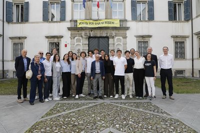 Il team Enactus dell'Università di Udine con il rettore Roberto Pinton