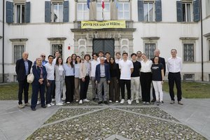 Il team Enactus dell'Università di Udine con il rettore Roberto Pinton