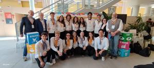 La squadra Enactus dell'Università di Udine con i team dei 4 progetti. Da sinistra in alto, il mentore Ruggero Canova e il delegato al trasferimento tecnologico Giovanni Cortella e, ultimo a destra Carlo Muller