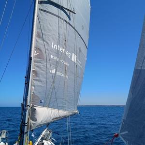 L'Uniud Sailing Lab, con la vela del progetto Brigantine, in navigazione verso la costa croata