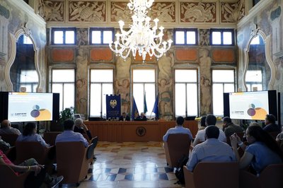 La cerimonia nel salone d'onore di Palazzo Antonini-Maseri