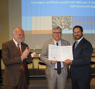 La consegna del riconoscimento. Da sinistra, Massimo Di Silverio, Alberto De Toni, Nicola Privato