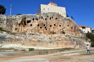 La falesia sulla quale sorge il centro antico di Amioun, dominato dalla chiesa di San Giovanni. Nella parete rocciosa sono scavate decine di tombe di etÃ  da definire
