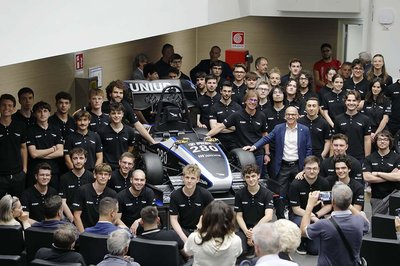 La monoposto con la squadra e al centro Luca Casarsa e Roberto Pinton
