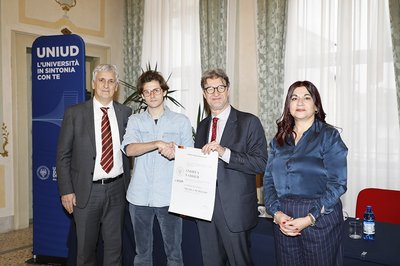 La premiazione di Andrea Narder con (da sinistra) Andrea Delle Vedove, Alessandro Gasparetto, Cristina Bianchi