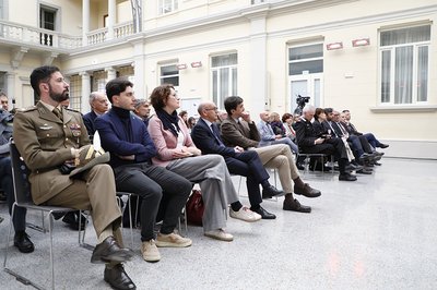 La prima fila con le autorità