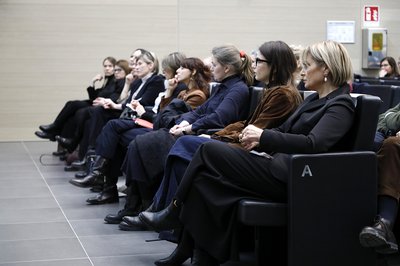 La prima fila, in testa Antonella Viola con le ricercatrici degli otto dipartimenti