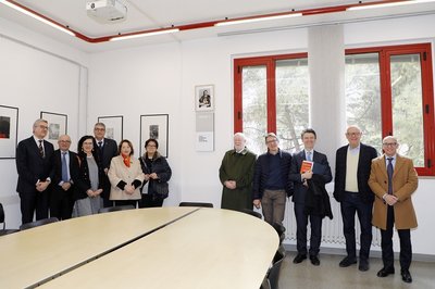 La targa che dedica la sala a Paolo Pecorari