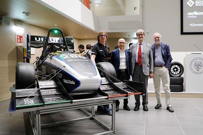 L'auto con, da sinistra, Luca Casarsa, Roberto Pinton, Alessandro Gasparetto, Massimo Di Silverio