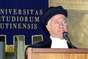 Leonardo Del Vecchio durante la lectio, alla cerimonia di conferimento della laurea honoris causa (foto Petrussi)