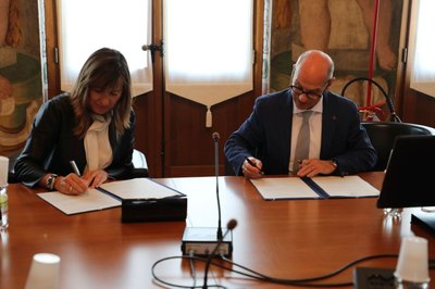 Marina Pittini e Robeto Pinton firmano l'accordo