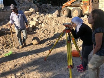 Operazioni di misurazioni archeologiche durante gli scavi ad Amioun
