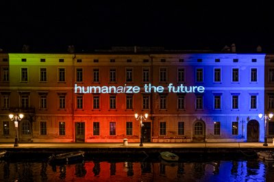 Palazzo Carciotti illuminato durante le giornate della presentazione