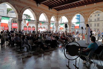 Pubblico alla presentazioe iniziale